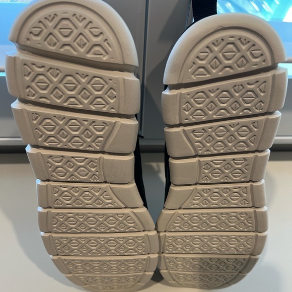 Super, Light Weight, Men's Black Dress Sneaker. - Picture 6 of 9